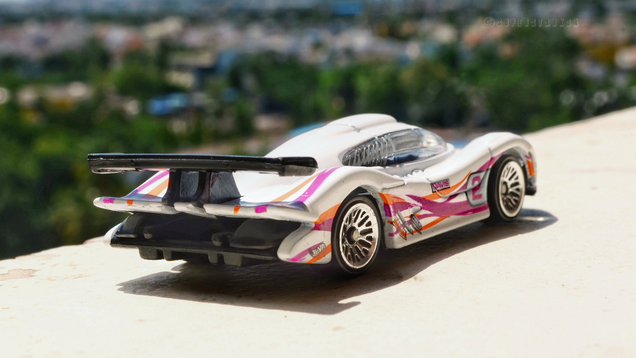 Illustration for article titled Rennsport Reunion: Hot Wheels Porsche 911 GT1-98 Straßenversion